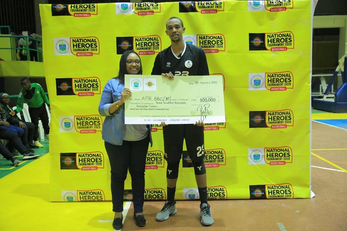 Kapiteni wa APR BBC Niyonsaba Bienvenue ashyikirizwa sheki y'ibihumbi 300 by'Amafaranga y'u Rwanda