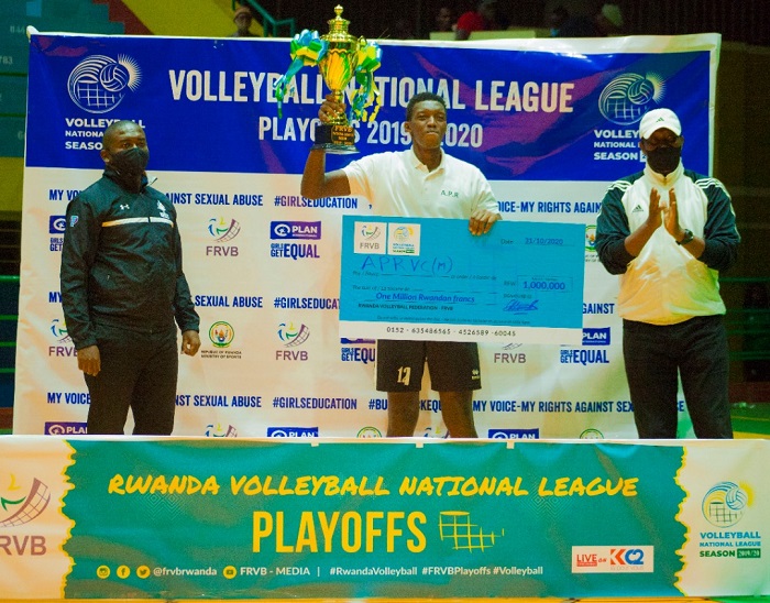 Kapiteni wa APR VC ashyikirizwa igikombe na sheki ya 1,000,000Frws