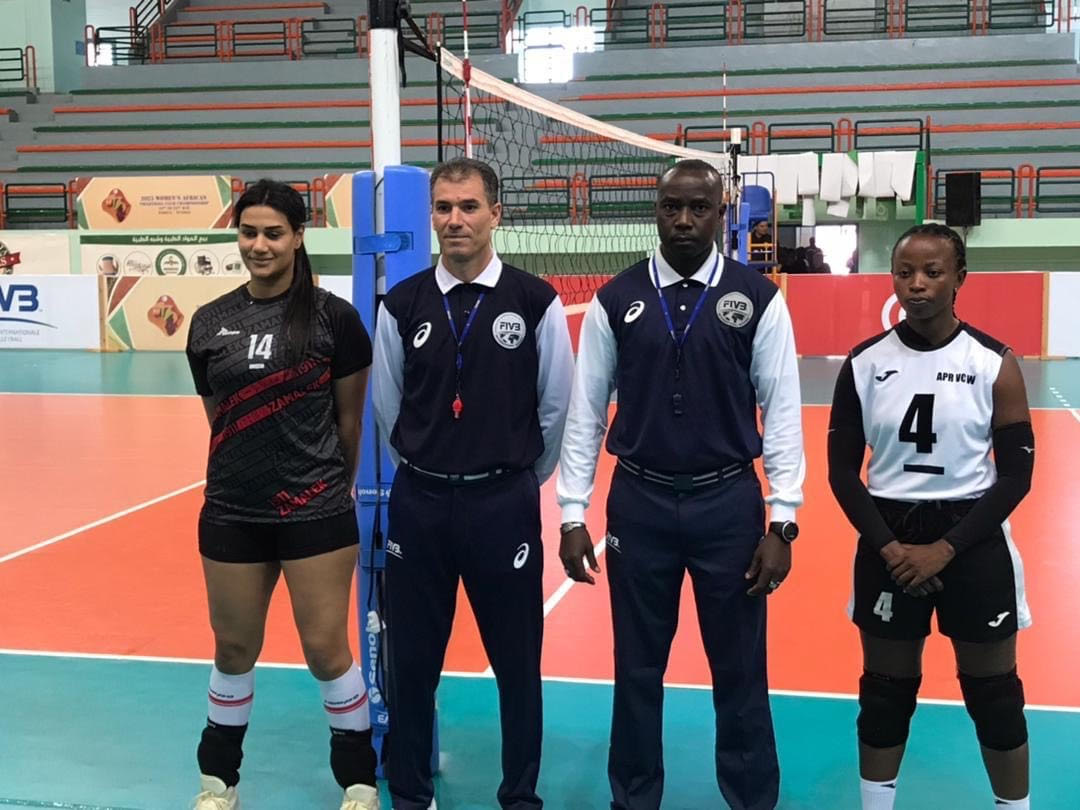 Gihozo Yvette kapiteni wa APR WVC wambaye (4) ubwo batomboraga ibibuga.