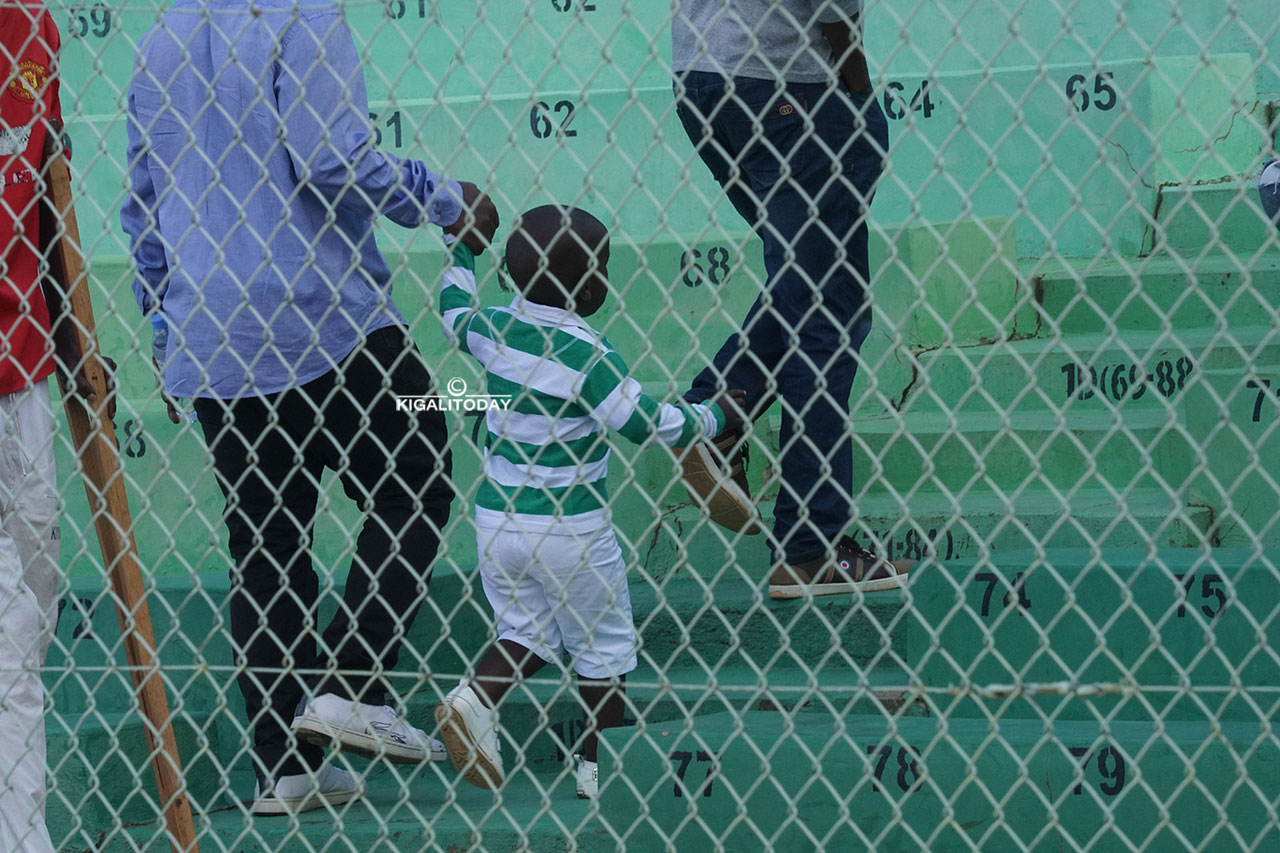 Umufana azana umwana we kuri Stade mu mabara ya Kiyovu