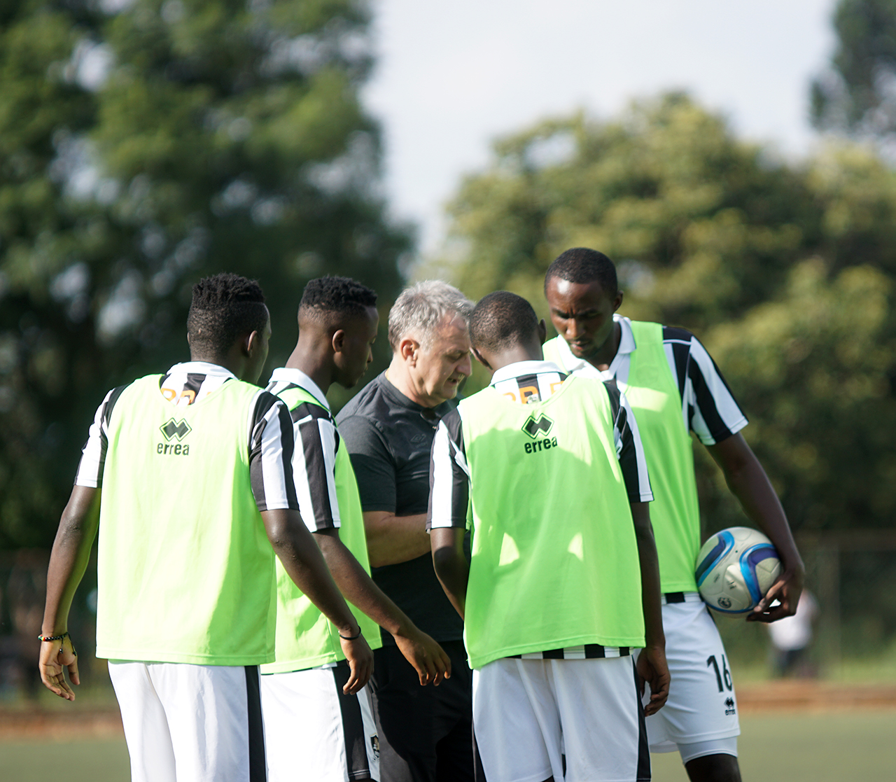 Umutoza Zlatko Krmpotić aha amabwiriza abakinnyi bari bagiye gusimbura