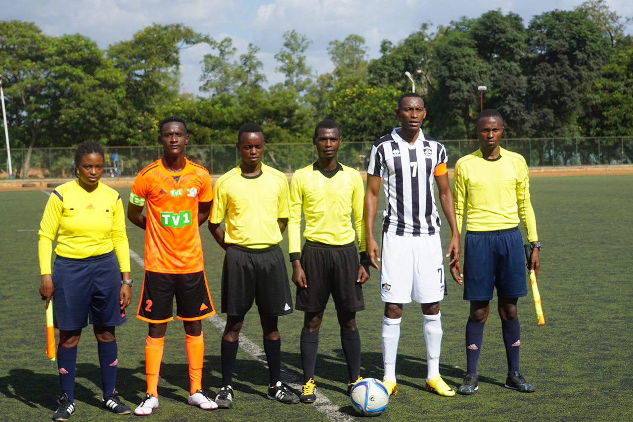 Mbere y'umukino, ba kapiteni bombi ndetse n'abasifuzi b'umukino