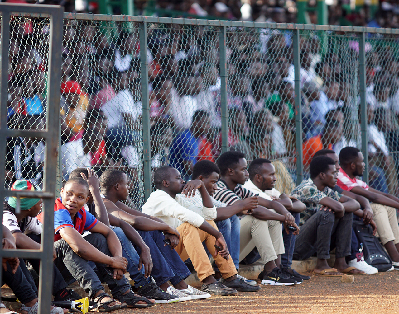 Abafana abari benshi muri uyu mukino, biba ngombwa ko barenga uruzitiro rwa Stade biyacarira imbere hafi y'abakinnyi