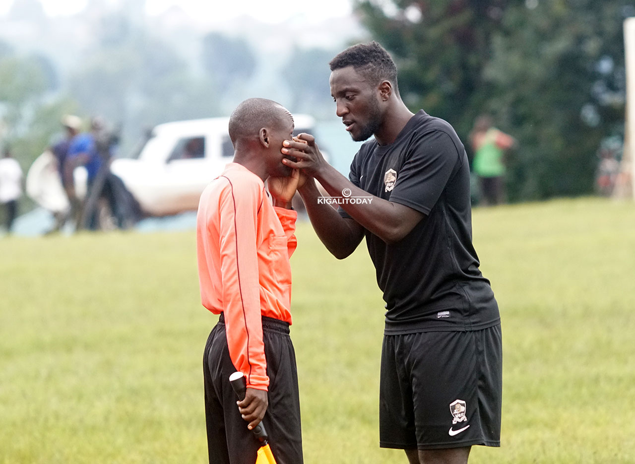 Umukino ugitangira umusifuzi yatokowe, Rugwiro Herve aramugoboka