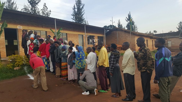 Ab'inkwakuzi mu masaha ya saa kumi n'ebyiri bari bageze ku murongo ku biro by'itora hirya no hino mu gihugu.