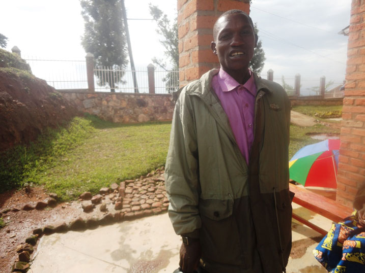 Hishamunda ashinja umugore we gukoresha amafaranga mu buryo batumvikanyeho ndetse agafata umwenda atabizi. 