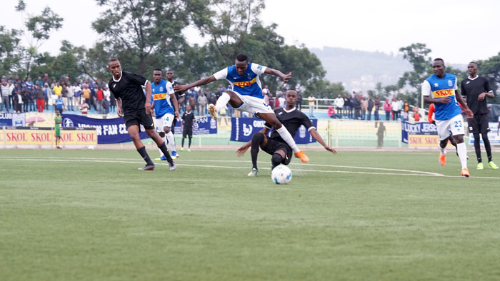 Mugisha Gilbert ashakisha uburyo bwo gutsinda igitego