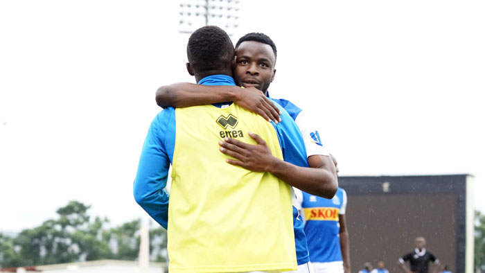 Mugisha Gilbert yishimira igitego na Bizimana Yannick witeguraga kwinjira mu kibuga