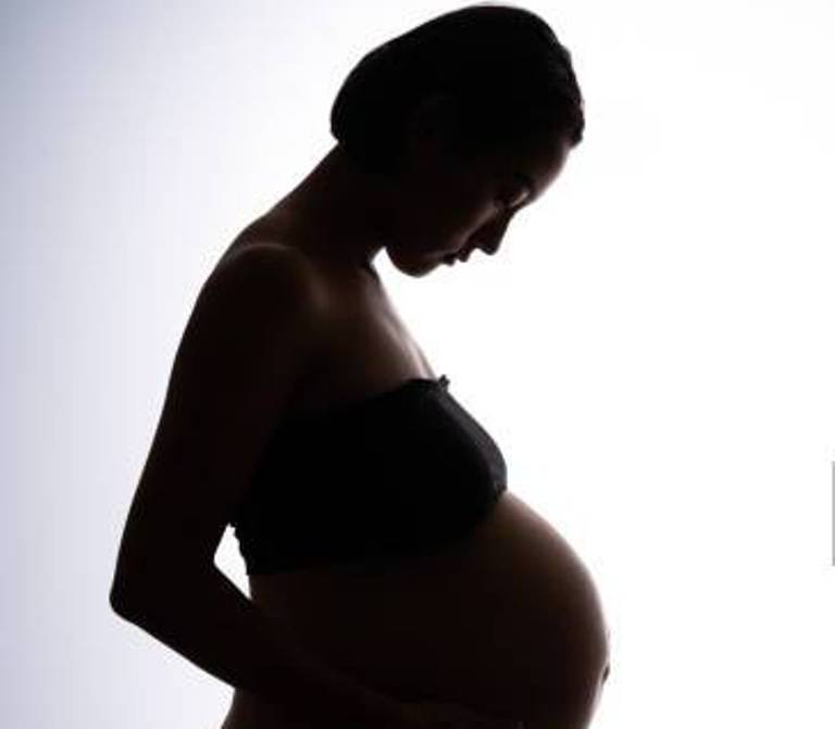 Nyuma yo kwemera kuryamana na we yahise amutera inda