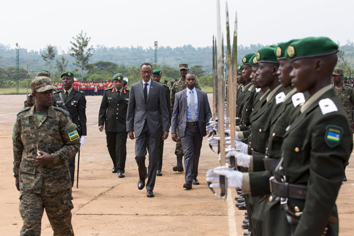 Perezida Kagame yanahaye ipeti rya Sous Lieutenand abasirikare bato 528 bari barangije amasomo mu Ishuri rya Gisirikare ry'i Gako.