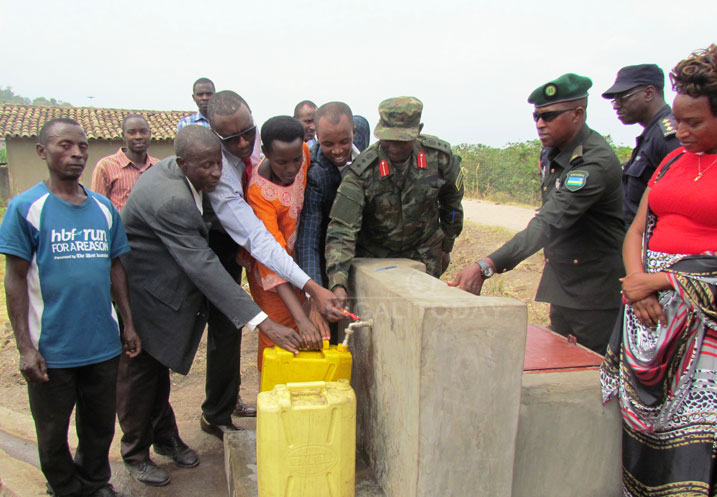 Ingabo z'igihugu zashyikirije amazi meza abaturage mu bice bitandukanye