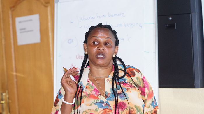 Umutesi Beatrice uturuka mu muryango w'abagore bafite ubumuga ni umwe mu batanze aya mahugurwa