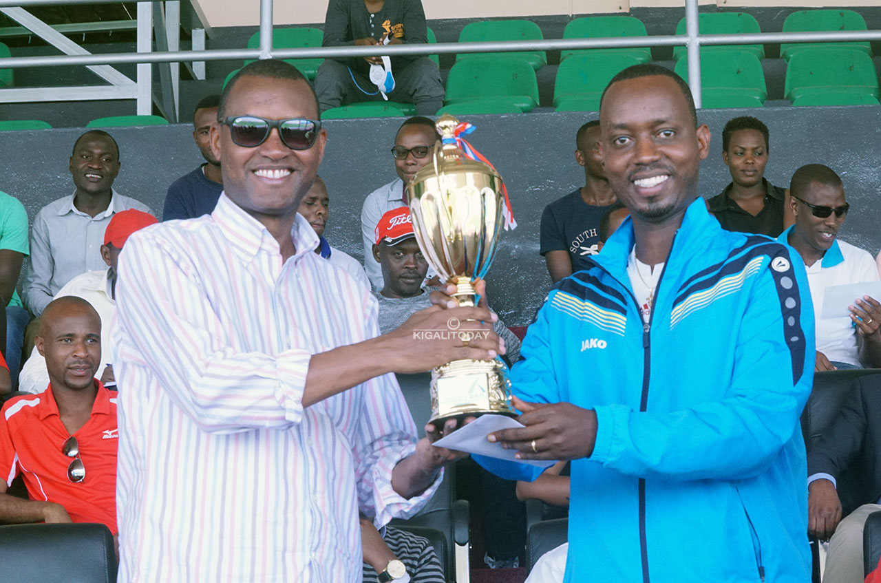 Munyanziza Gervais wa MINISPOC yakira igikombe cya Volleyball begukanye