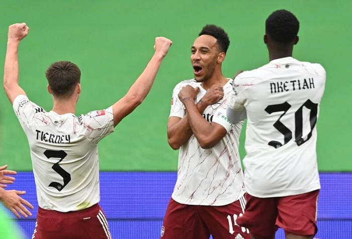 Abakinnyi ba Arsenal bishimira igitego cya Aubameyang na we wacyishimiye akora ikimenyetso cyo kunyuranya amaboko cyakundaga gukorwa n'umukinnyi wa Filime Chadwick Boseman witabye Imana mu rwego rwo kumwibuka