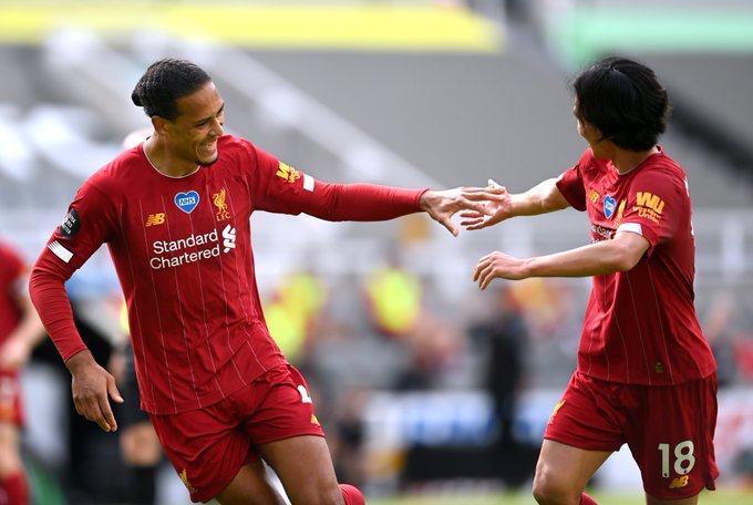 Taku Minamino na Van Dijk bishimira igitego cyo kwishyura cya Liverpool