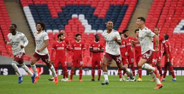 Abakinnyi ba Arsenal basimbukiye hejuru ubwo Aubameyang yari amaze kwinjiza penaliti ya gatanu ikaba ari na yo yari iya nyuma yabahaye igikombe