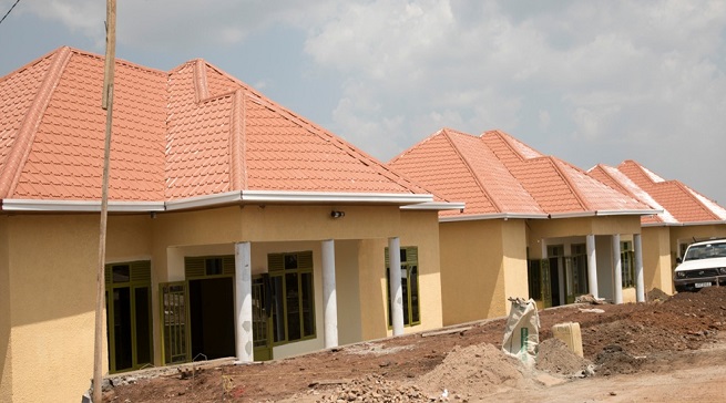 Abadepite basanga gahunda yo kubaka inzu ziciriritse yaradindiye 