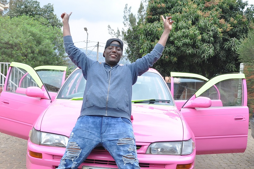 Ibya Senderi byose ntibisanzwe, iyi modoka ibara ryayo ni irye wenyine