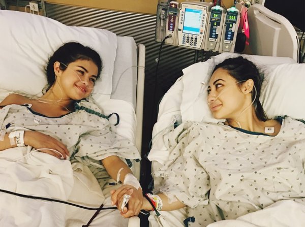 Mu 2017 Selena Gomez yashyizwemo impyiko yahawe n'inshuti ye Francia Raisa