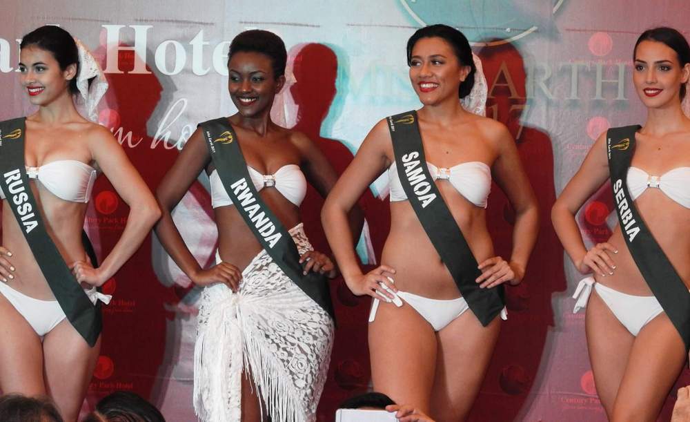 Miss Igisabo yitabiriye irushanwa rya Miss Earth 2017 yambara Bikini ariko arenzaho agatambaro 