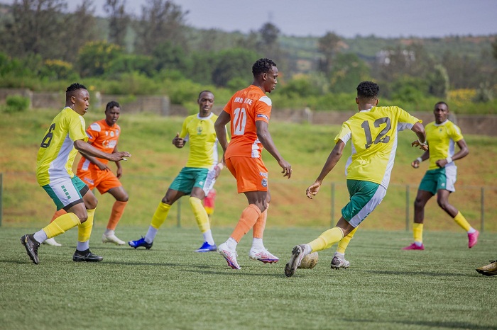 Man Yakre wa AS Kigali agerageza kunyuza umupira hagati ya Nkundimana Fabio(6) na Ngabonziza Gylain(12) ba Marine FC