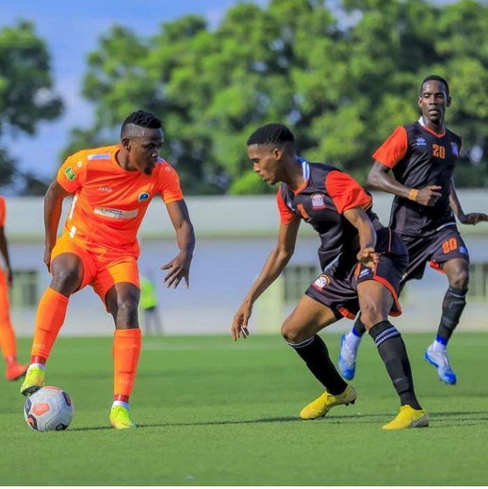 Hakizimana Muhadjiri (uri ku mupira) ukinira AS Kigali ni umwe mu bagoye ikipe ya Orapa United