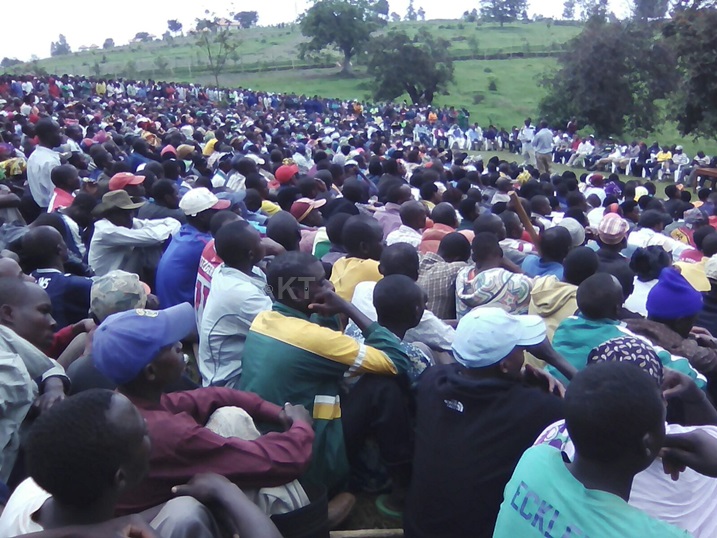 Baganiriye n'abayobozi nyuma y'umuganda.