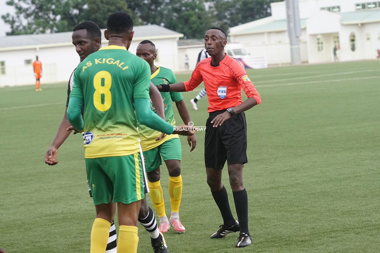 Ally Niyonzima witwaye neza muri uyu mukino, hari bimwe mu byemezo by'abasifuzi atishimiraga