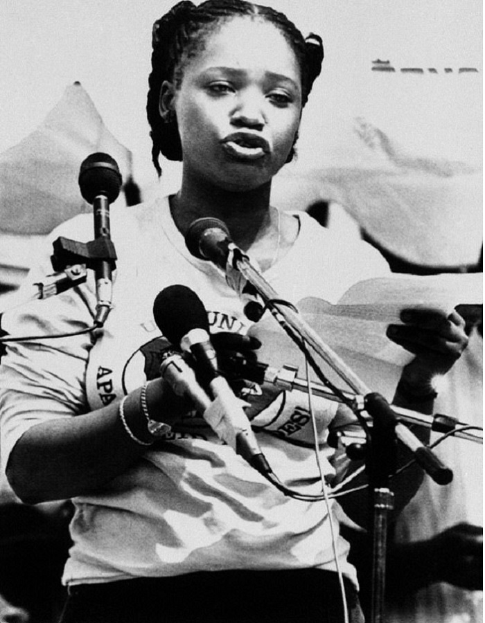 Aha Zindzi Mandela yasomaga ibaruwa ya se, mu gihe we yari afunze