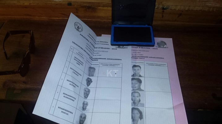 Icyo usabwa ni ugushyira igikumwe muri wino ugatera imbere y'uwo wifuza gutora.