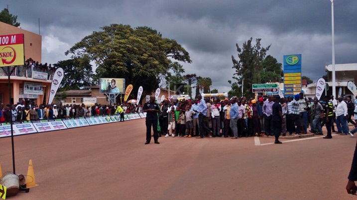 Polisi yari yabukereye mu kurinda umutekano ku mpande zombi, haba ku baturage n'abasiganwa.