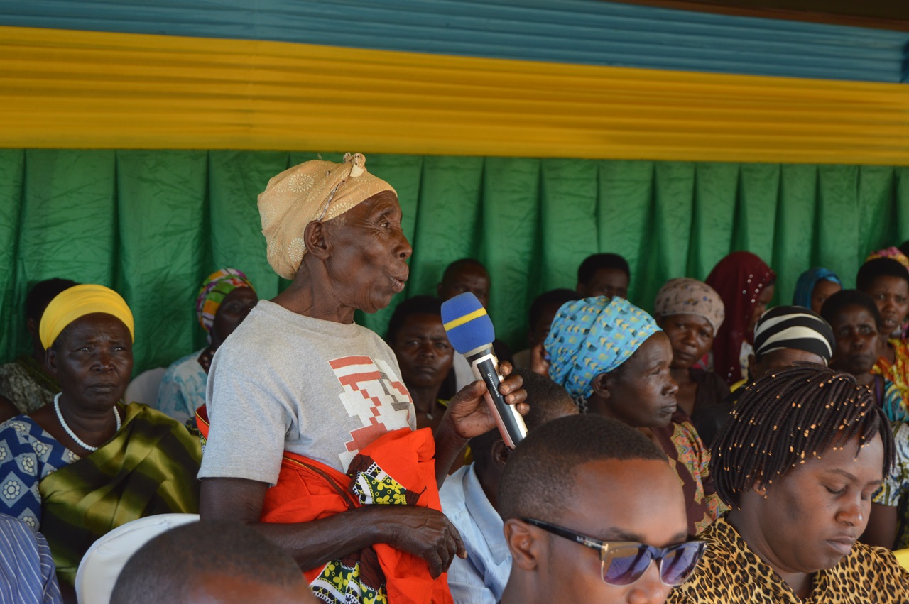 Abaturage batanga ibitekerezo mu imurika ry'igitabo cy'igisha ababyeyi uko baganiriza abana babo ibijyanye n'imyororokere