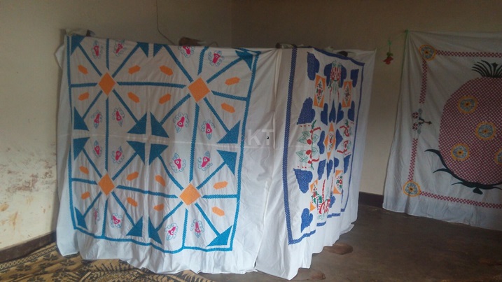 Bimwe mu bikoresho Abanyarusizi bakoresheje bataka babikuye mu ngo zabo.