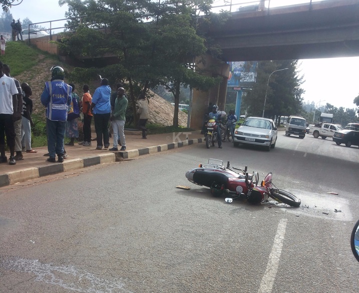 Iyi moto niyo yateje impanuka nyuma yo kwibirandura mu muhanda imaze kugonga ikamyo.