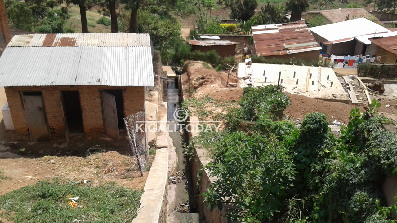 Imiyoboro y'aya mazi inyura hagati y'abaturage bikababangamira bikomeye