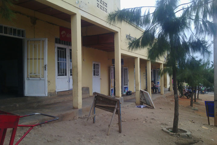 Aya mazu y'ubucuruzi yegereye ikimoteri ku buryo umunuko ukivamo uhagera.