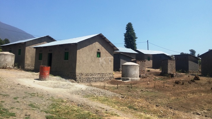 Aya mazu bubakiwe afite igikoni, ubwiherero n'ikigega gifata amazi.