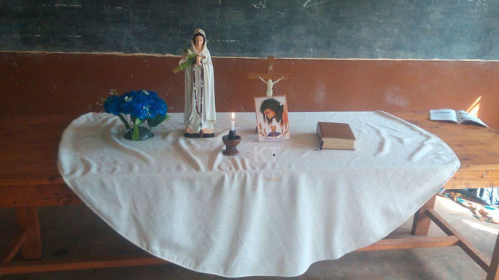 Amwe mu mashusho "Intwarane za Yezu na Mariya" zitwaza.