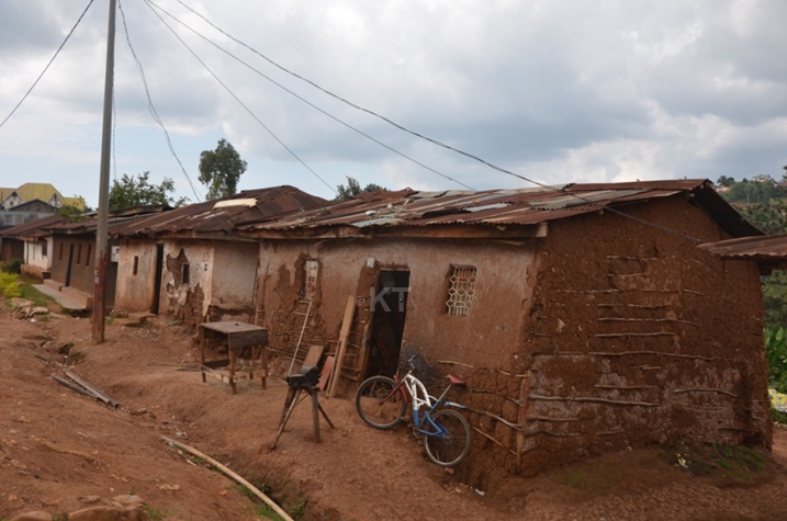 Abenshi muri ba nyir'amazu ashaje ngo nta bushobozi bwo kuyavugurura bafite.