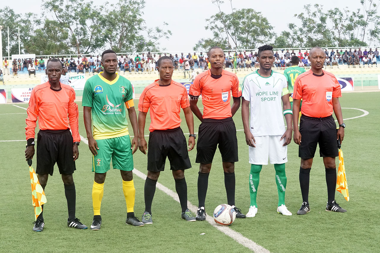 Kayumba Soter kapiteni wa AS Kigali, na Mugheni Fabrice wa Kiyovu babanje gufata ifoto n'abasifuzi