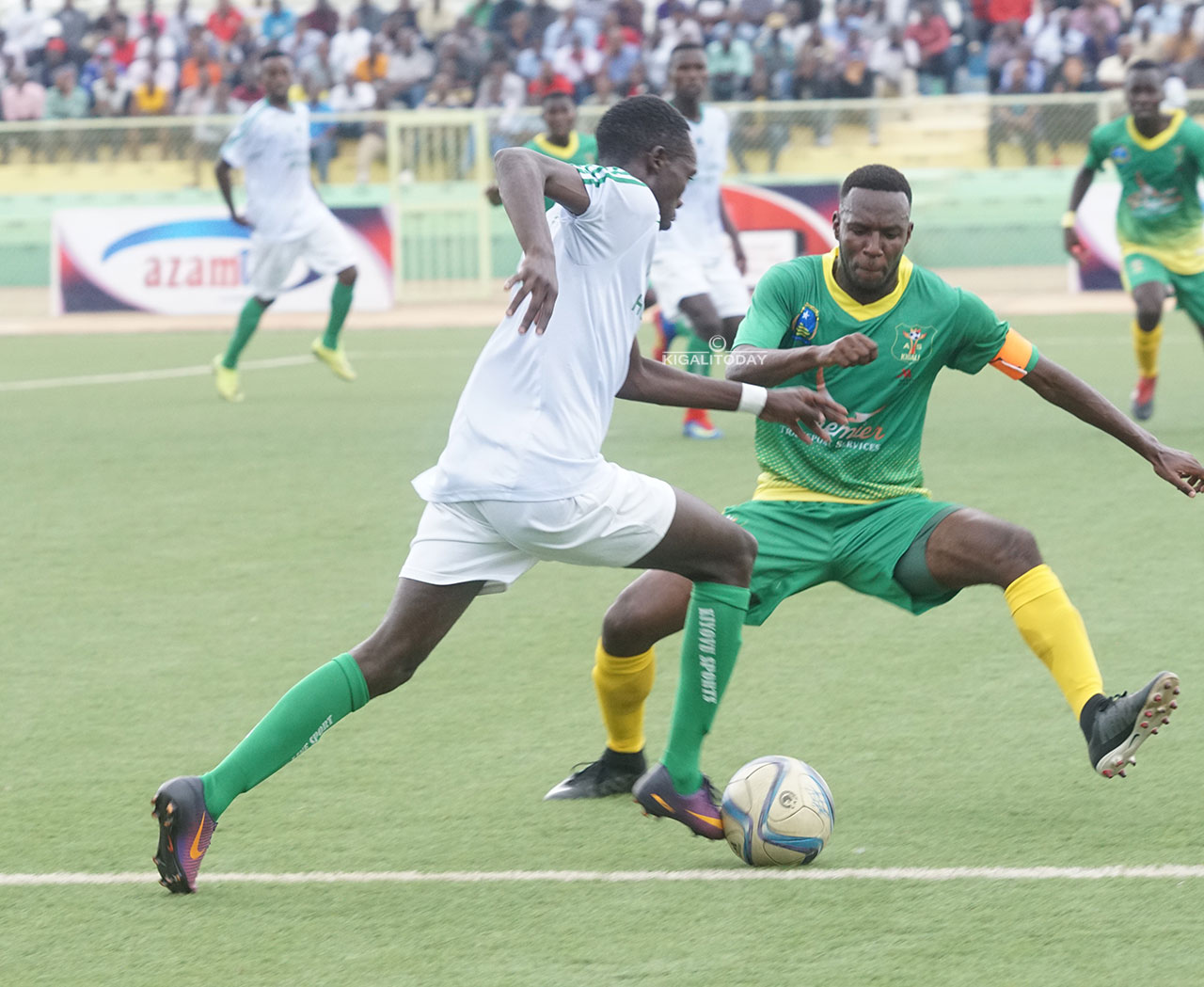 Nizeyimana Djuma yacenze Kayumba Soter atanga umupira kwa Rutsiro