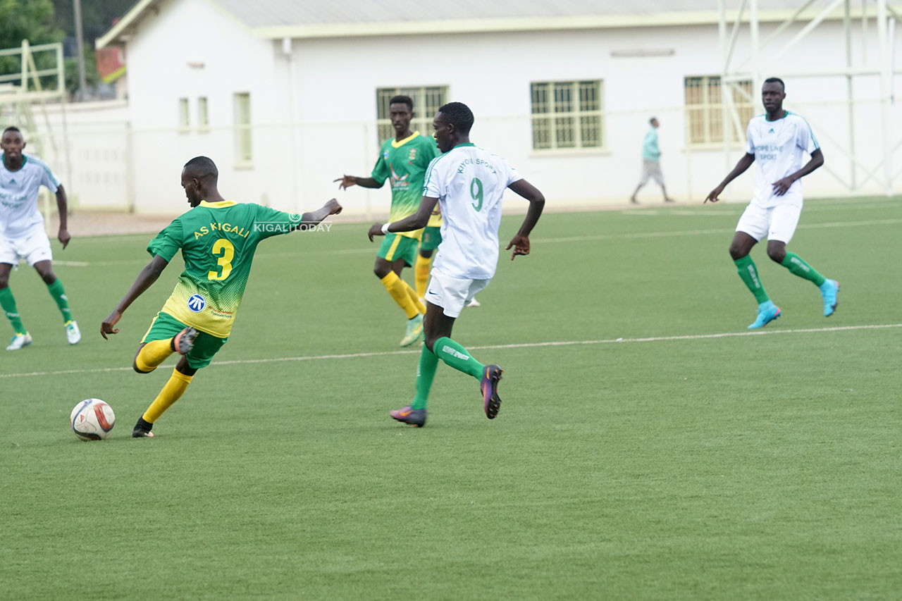 Mutijima Janvier wa AS Kigali agerageza guhindura umupira mu rubuga rw'amahina