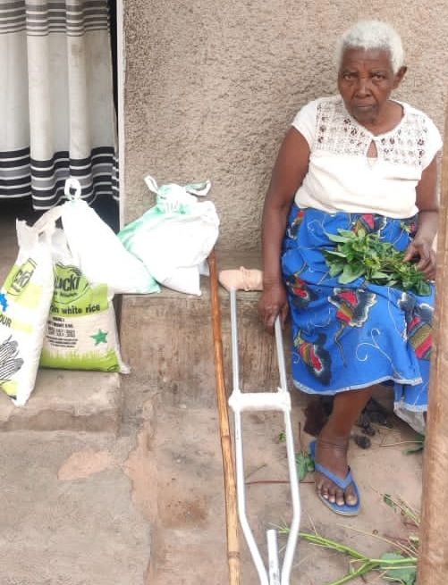 Umwe mu baturage Umuryango wa Aziz wahaye ibiribwa