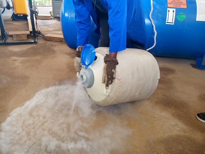 Azote yifashishwa iba isukika, ariko iyo ivuye mu icupa igahura n'ubushyuhe bwo mu kirere ihinduka nk'igihu