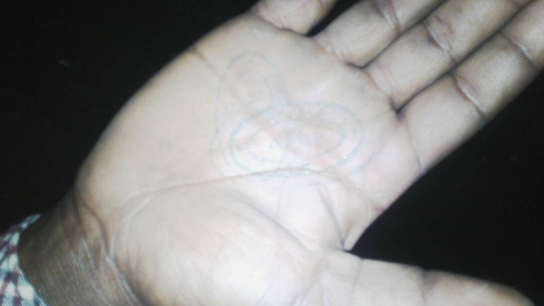 Uyu we babanje kumutera kashi mu kiganza kugira ngo abashe kwinjira mu kabyiniro 