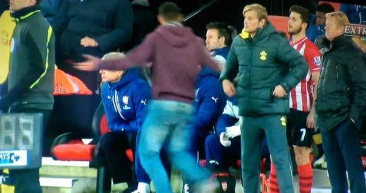 Na we azakurkiranwa?.. Umufana wa Arsenal washatse kugera imbere ya Wenger yaje gukurikiranwa na Police nyuma