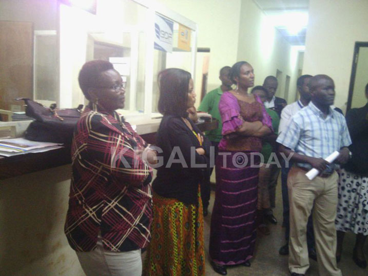 Ba depite Sebera Henriette na Nikuze Nura baganira n'abanyamuryango ba Sacco ya Runda.