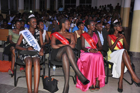 Nyampinga wa M.K.U na ba nyampinga ba SFB b'umwaka ushize.