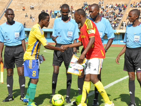 Ba kapiteni ku mpande zombi batangiza umukino ku mugaragaro.