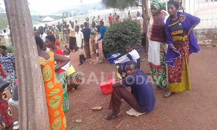 Bangiwe kwinjira mbere y'igihe baguma hanze y'ibitaro.